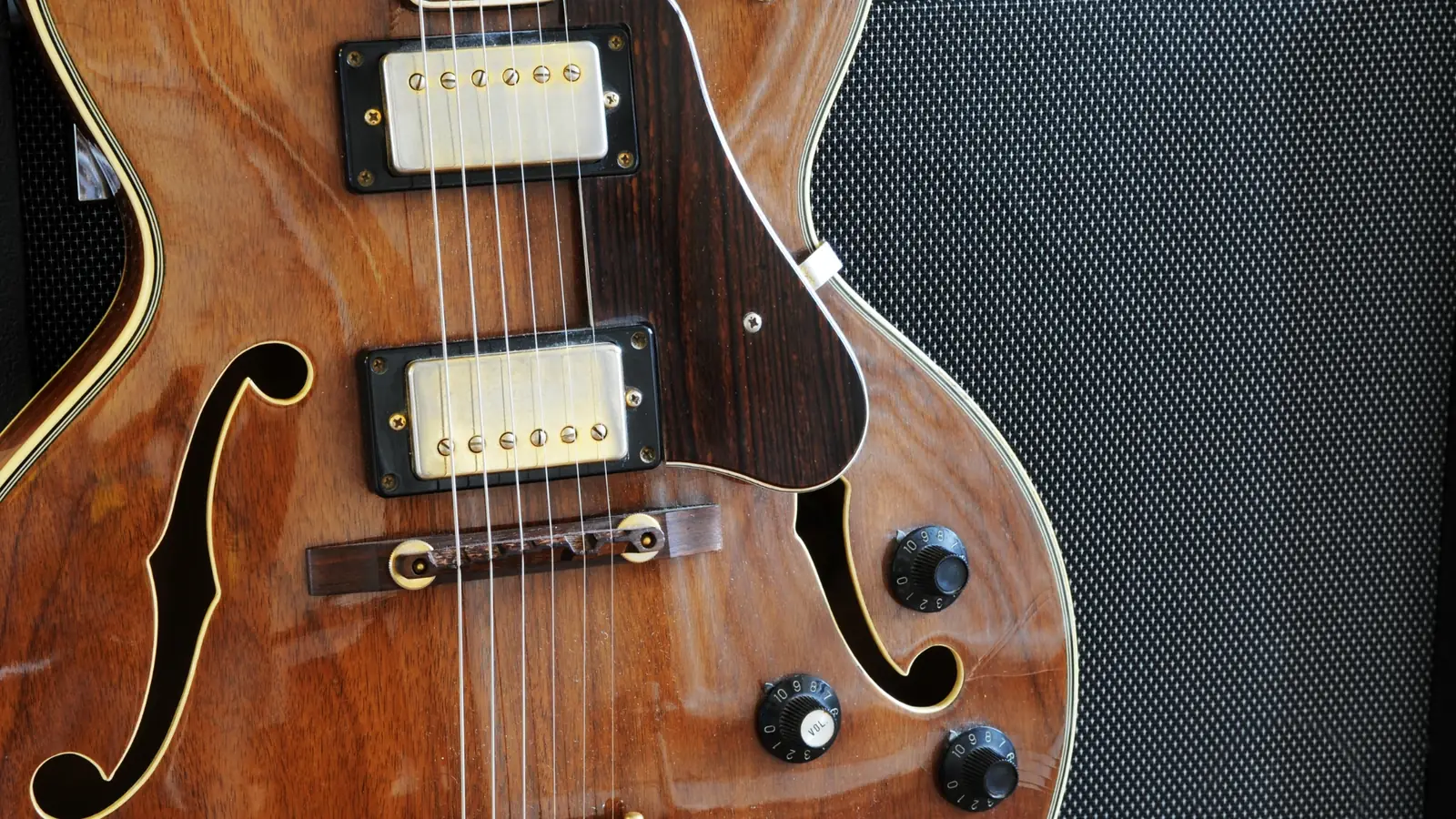 Semi hollow guitar with humbucking pickups